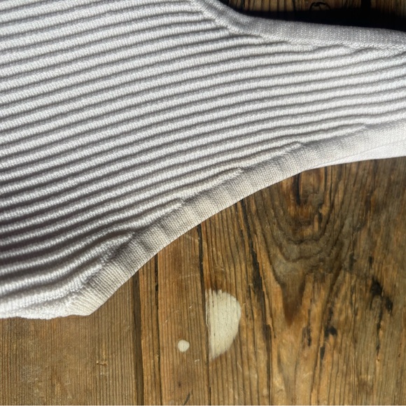 Aritzia sculpt tank - Picture 4 of 9